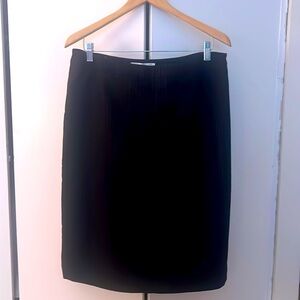 Made in Italy 🇮🇹 - Max Mara skirt with back feature.